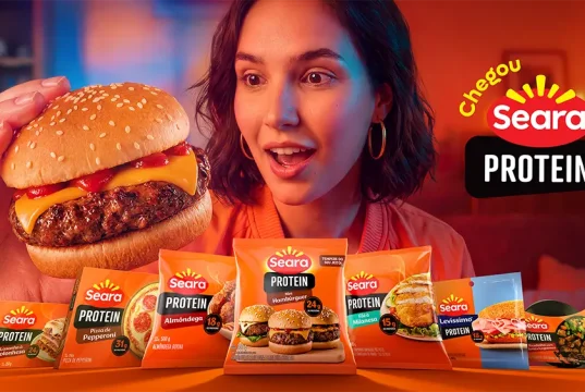 Linha Seara Protein com hambúrguer, almôndega, pizza, filé de frango e Levíssimo em campanha de lançamento de novos produtos.