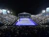 Público acompanha partida de tênis na quadra central do SP Open 2026, no Parque Villa-Lobos, em São Paulo.