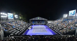 Público acompanha partida de tênis na quadra central do SP Open 2026, no Parque Villa-Lobos, em São Paulo.