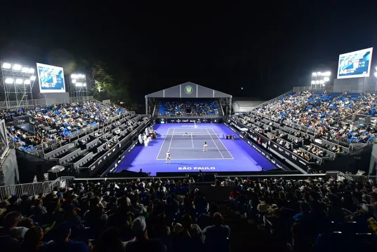Público acompanha partida de tênis na quadra central do SP Open 2026, no Parque Villa-Lobos, em São Paulo.