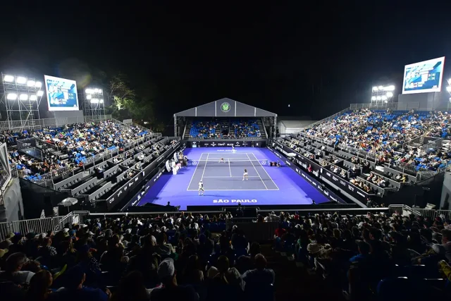 Público acompanha partida de tênis na quadra central do SP Open 2026, no Parque Villa-Lobos, em São Paulo.
