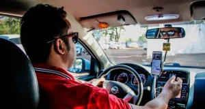 Dados do IBGE mostram que 2 milhões de pessoas trabalharam por plataformas digitais em 2025, sendo 1,2 milhão no transporte de passageiros.