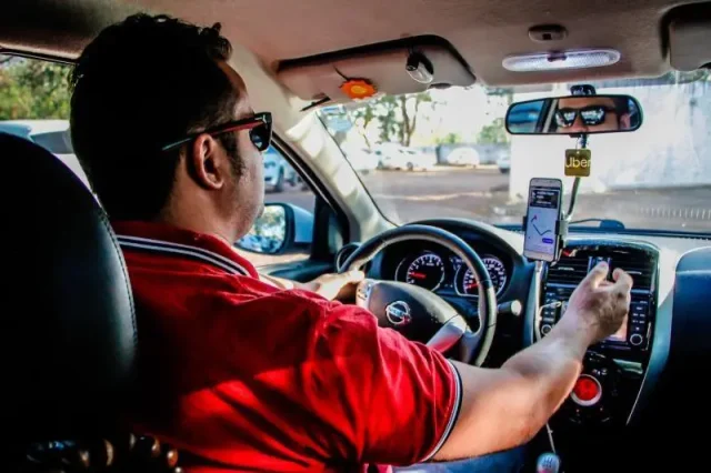 Brasil chega a 1,2 milhão de trabalhadores no transporte de passageiros por aplicativos Dados do IBGE mostram que 2 milhões de pessoas trabalharam por plataformas digitais em 2025, sendo 1,2 milhão no transporte de passageiros.