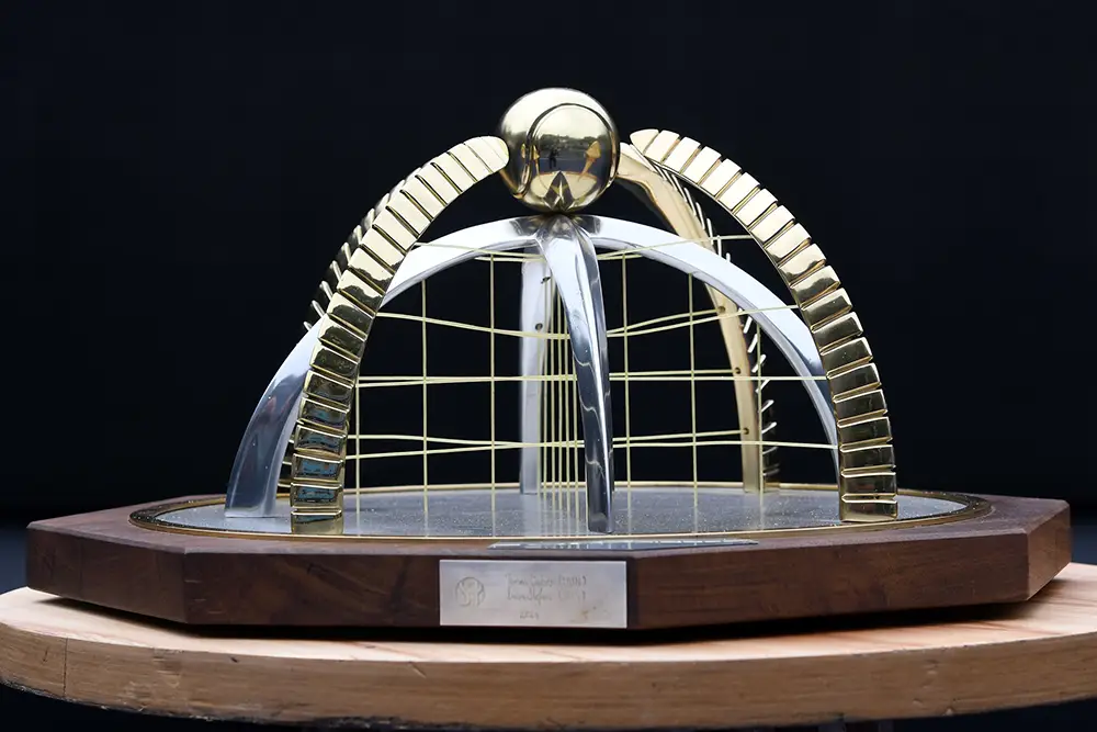 Troféu do SP Open 2026 criado pelo designer Ara Vartanian, com elementos inspirados no tênis e na cidade de São Paulo.