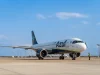 Avião da Azul Linhas Aéreas no pátio do aeroporto, ilustrando o pacote de viagem da Azul Viagens para a final da Copa Libertadores 2026, em Montevidéu, no Uruguai.
