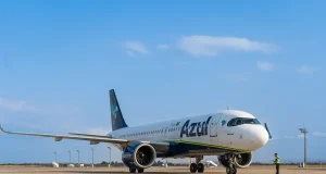 Avião da Azul Linhas Aéreas no pátio do aeroporto, ilustrando o pacote de viagem da Azul Viagens para a final da Copa Libertadores 2026, em Montevidéu, no Uruguai.