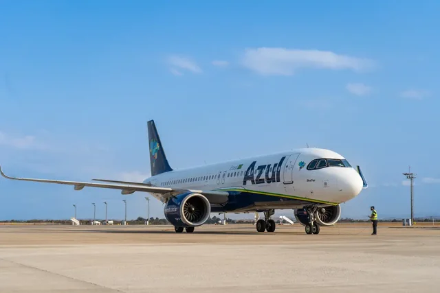 Avião da Azul Linhas Aéreas no pátio do aeroporto, ilustrando o pacote de viagem da Azul Viagens para a final da Copa Libertadores 2026, em Montevidéu, no Uruguai.