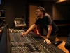 Bernardo Massot mixando em uma mesa SSL 100% analógica.