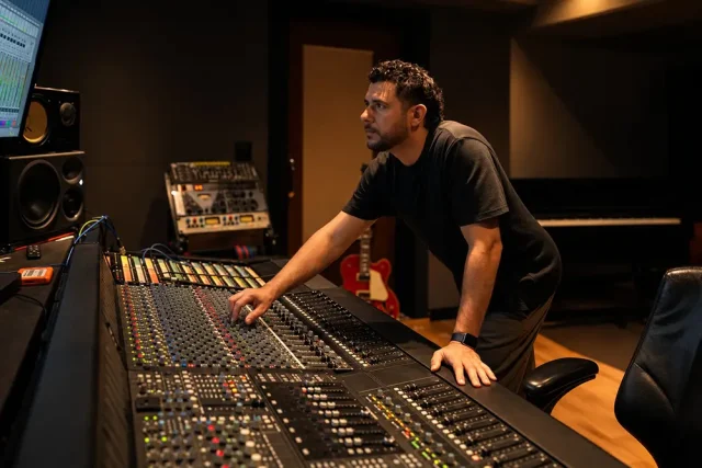 Bernardo Massot mixando em uma mesa SSL 100% analógica.