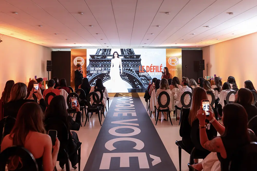 Convidados acompanham a transmissão do Le Défilé da L’Oréal Paris em evento realizado pela RedeTV! durante a Paris Fashion Week 2026.
