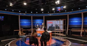 Estúdio da RedeTV! reúne criadores e equipe de produção em transmissão da L’Oréal Paris durante a Paris Fashion Week 2026.