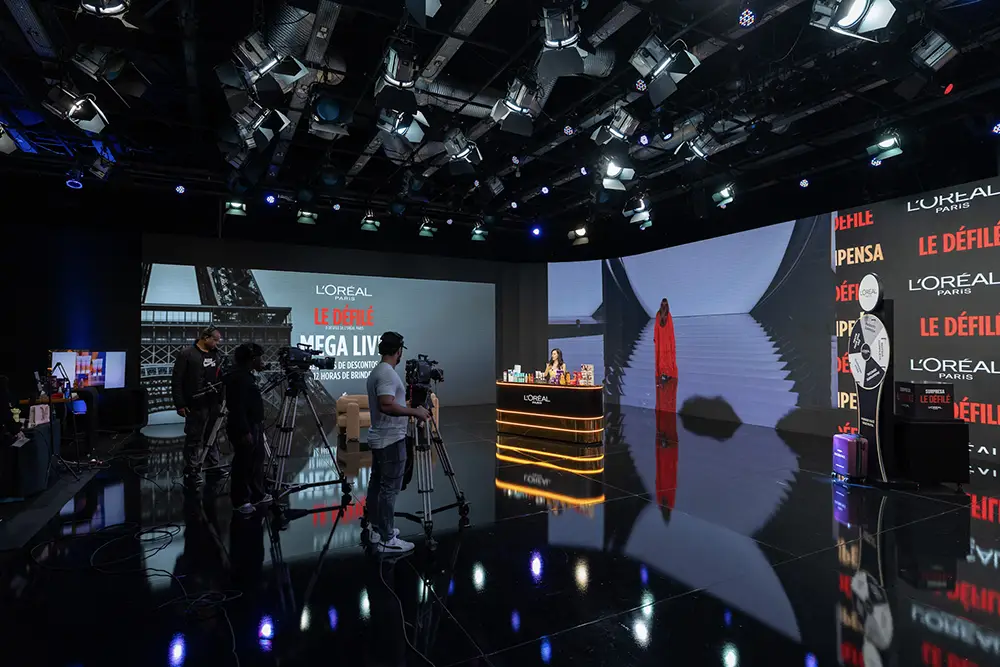 Estúdio da RedeTV! recebe operação da L’Oréal Paris para transmissão do Le Défilé durante a Paris Fashion Week 2026.
