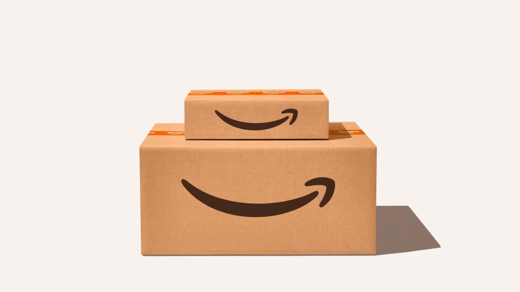 Caixas de encomendas da Amazon empilhadas, representando o comércio eletrônico e as compras online.