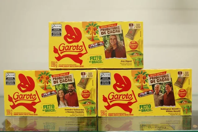 Caixa Amarela da Garoto destaca produtores de cacau em nova edição Caixas de chocolate Garoto Edição Especial Produtores de Cacau, da linha Feito de Brasil, destacam os produtores brasileiros de cacau Ana Rigoni, Euandro Guimarães e Rosana Pandolfo, Wellington Menelli e Willian Menelli.