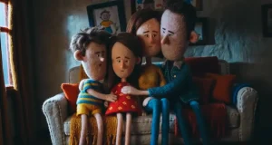 Família reunida em casa, sentada no sofá, em cena de animação que representa união, acolhimento e convivência familiar.