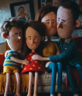 Casa Ronald McDonald Brasil lança nova campanha com conceito “O cuidado mora aqui” Família reunida em casa, sentada no sofá, em cena de animação que representa união, acolhimento e convivência familiar.