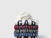 Dafiti leva Hoodie Day da Gap a diferentes pontos da jornada de consumo Pilhas de moletons com capuz da Gap em diferentes cores, incluindo branco, vermelho, verde, azul e cinza, com o logotipo da marca em destaque, para a campanha Hoodie Day na Dafiti.