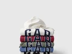 Dafiti leva Hoodie Day da Gap a diferentes pontos da jornada de consumo Pilhas de moletons com capuz da Gap em diferentes cores, incluindo branco, vermelho, verde, azul e cinza, com o logotipo da marca em destaque, para a campanha Hoodie Day na Dafiti.