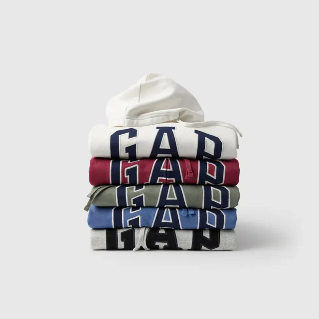 Dafiti leva Hoodie Day da Gap a diferentes pontos da jornada de consumo Pilhas de moletons com capuz da Gap em diferentes cores, incluindo branco, vermelho, verde, azul e cinza, com o logotipo da marca em destaque, para a campanha Hoodie Day na Dafiti.