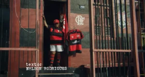Campanha publicitária da Lubrax com torcedor do Flamengo na entrada de uma residência, exibindo a camisa rubro-negra com a marca Lubrax estampada no peito.