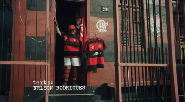 Adeus, bets: Flamengo fecha com Lubrax e Corinthians anuncia patrocínio da Shopee Campanha publicitária da Lubrax com torcedor do Flamengo na entrada de uma residência, exibindo a camisa rubro-negra com a marca Lubrax estampada no peito.