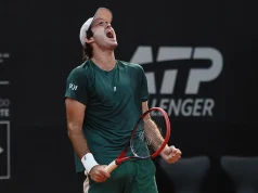 Gustavo Heide comemora durante partida no ATP Challenger 75 de Curitiba.