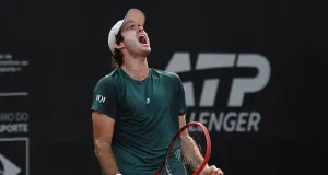 Gustavo Heide comemora durante partida no ATP Challenger 75 de Curitiba.