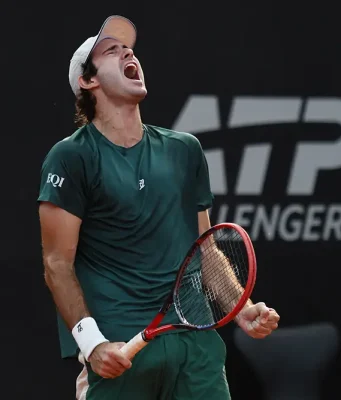 Gustavo Heide enfrenta argentino na final do ATP Challenger 75 de Curitiba Gustavo Heide comemora durante partida no ATP Challenger 75 de Curitiba.