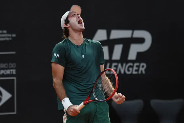 Gustavo Heide comemora durante partida no ATP Challenger 75 de Curitiba.
