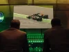 Heineken® 0.0 exibe corrida de Fórmula 1® em telão durante ação de marca, com iluminação verde, garrafas do produto e identidade visual da campanha.