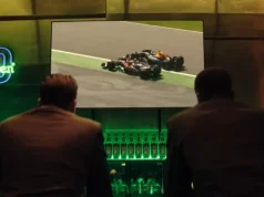Heineken® 0.0 exibe corrida de Fórmula 1® em telão durante ação de marca, com iluminação verde, garrafas do produto e identidade visual da campanha.