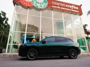 Leapmotor amplia parceria com o Palmeiras e estreia quadro na TV oficial do clube SUV Leapmotor C10 Ultra-Híbrido estacionado em frente ao Centro de Excelência da Academia de Futebol do Palmeiras, com a identidade visual do clube ao fundo.