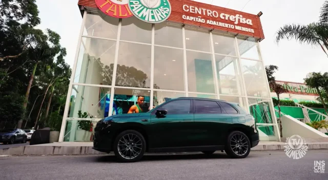 Leapmotor amplia parceria com o Palmeiras e estreia quadro na TV oficial do clube SUV Leapmotor C10 Ultra-Híbrido estacionado em frente ao Centro de Excelência da Academia de Futebol do Palmeiras, com a identidade visual do clube ao fundo.
