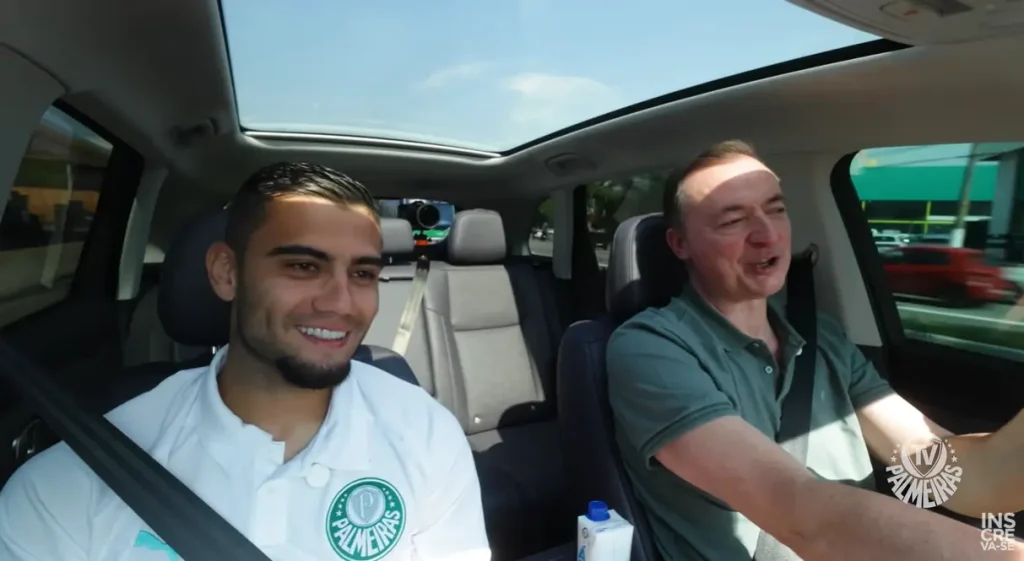 Andreas Pereira e Paulo Bonfá conversam dentro do SUV Leapmotor C10 Ultra-Híbrido durante gravação do quadro Sinal Verde, da TV Palmeiras.