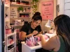 Empreendedorismo: veja as 5 medidas anunciadas pelo governo para os MEIs Microempreendedora individual (MEI) trabalha como manicure em um pequeno salão, realizando as unhas de uma cliente em espaço compacto e organizado, com esmaltes, equipamentos e materiais profissionais.