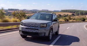 Novo Fiat Argo X camuflado passa por testes de validação em rodovia antes da estreia no Brasil.