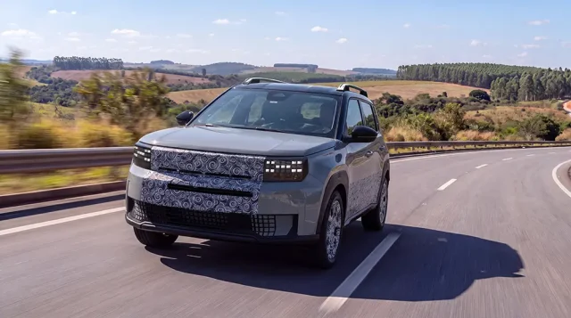 Novo Argo X entra na fase final de testes antes do lançamento no Brasil Novo Fiat Argo X camuflado passa por testes de validação em rodovia antes da estreia no Brasil.