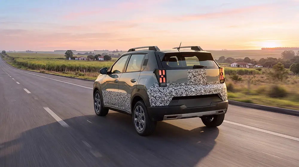 Novo Fiat Argo X camuflado realiza testes em rodovia brasileira antes do lançamento oficial no mercado nacional.