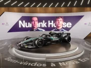Carro da Mercedes-AMG PETRONAS F1 Team em exposição na Nubank House, com painel dos pilotos e identidade visual da parceria entre Nubank e a equipe de Fórmula 1.