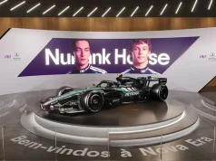 Nubank House leva universo da Mercedes-AMG PETRONAS F1 Team a São Paulo Carro da Mercedes-AMG PETRONAS F1 Team em exposição na Nubank House, com painel dos pilotos e identidade visual da parceria entre Nubank e a equipe de Fórmula 1.