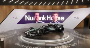 Carro da Mercedes-AMG PETRONAS F1 Team em exposição na Nubank House, com painel dos pilotos e identidade visual da parceria entre Nubank e a equipe de Fórmula 1.