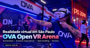 Mulher usando óculos de realidade virtual na OVA Open VR Arena, em São Paulo, com área de jogos, PS Zone e outros participantes ao fundo.