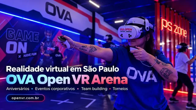 Mulher usando óculos de realidade virtual na OVA Open VR Arena, em São Paulo, com área de jogos, PS Zone e outros participantes ao fundo.