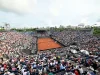 Rio Open 2027: saiba como comprar ingressos e confira os preços Vista panorâmica da quadra central de saibro do Rio Open, com arquibancadas lotadas de torcedores durante uma partida de tênis no Jockey Club Brasileiro, no Rio de Janeiro.