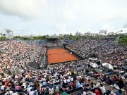 Rio Open 2027: saiba como comprar ingressos e confira os preços Vista panorâmica da quadra central de saibro do Rio Open, com arquibancadas lotadas de torcedores durante uma partida de tênis no Jockey Club Brasileiro, no Rio de Janeiro.