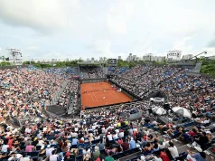 Rio Open 2027: saiba como comprar ingressos e confira os preços Vista panorâmica da quadra central de saibro do Rio Open, com arquibancadas lotadas de torcedores durante uma partida de tênis no Jockey Club Brasileiro, no Rio de Janeiro.
