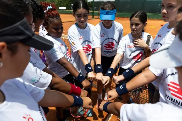 Crian&ccedil;as participantes do projeto Winners unem as m&atilde;os em roda durante atividade de integra&ccedil;&atilde;o e trabalho em equipe no t&ecirc;nis.